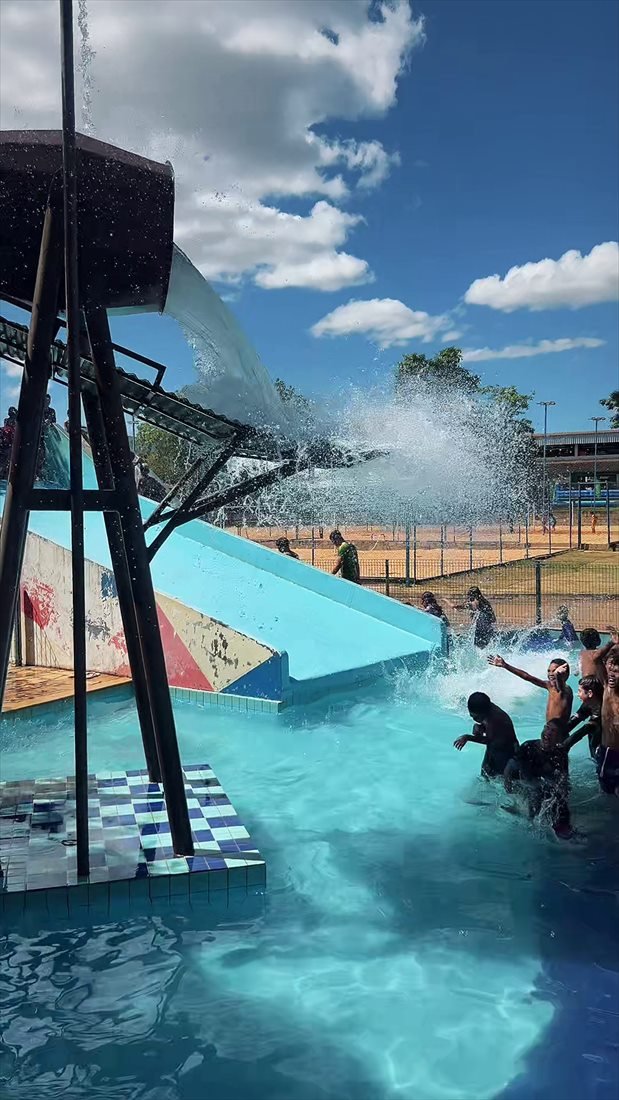 Crianças brincando no parque aquático da Copa Futebol Campeão
