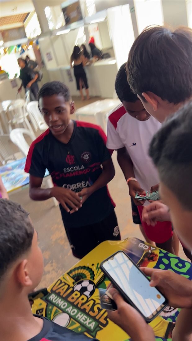 Atletas trocando figurinhas na Copa Futebol Campeão