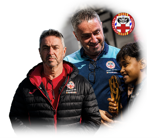 Representantes da BCN Sports Academy, da Espanha, entregando troféu a um atleta da Copa Futebol Campeão