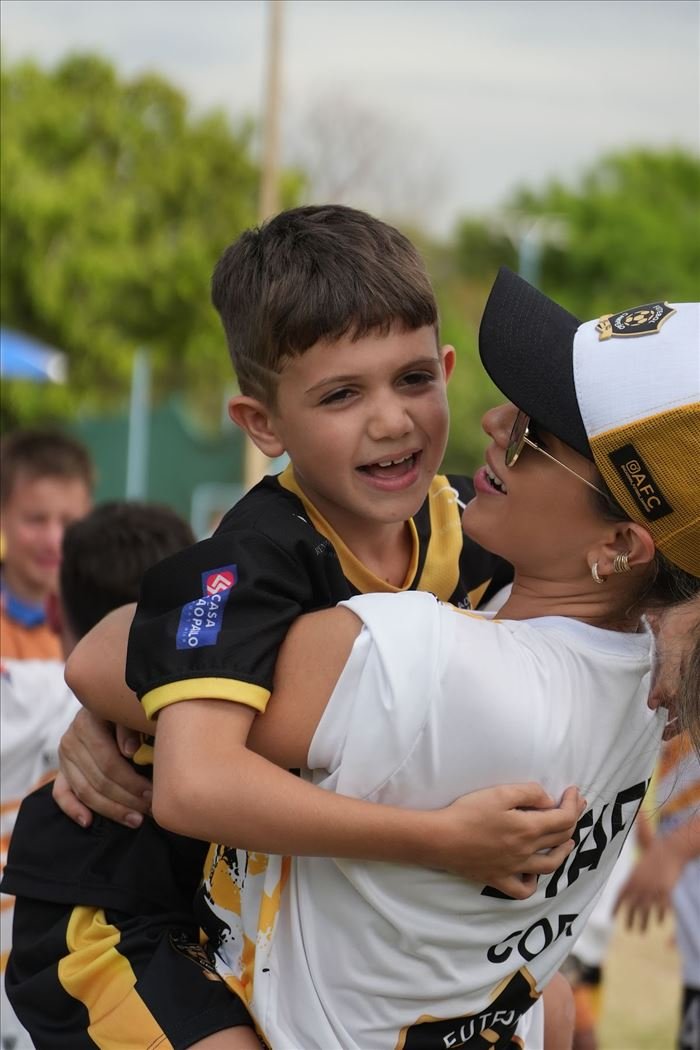 Abraço emotivo entre atletas na Copa Futebol Campeão 2024