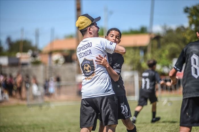 Abraço emotivo em campo na Copa Futebol Campeão 2025