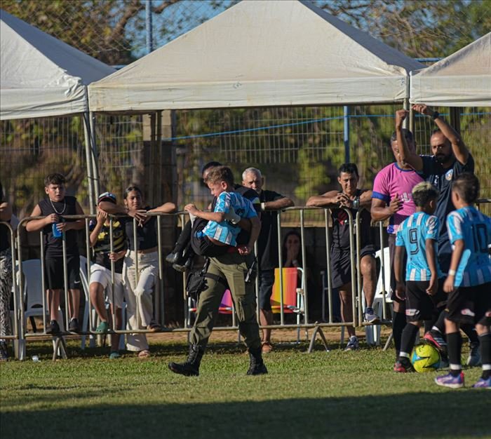 Lance de jogo com arbitragem na Copa Futebol Campeão 2025