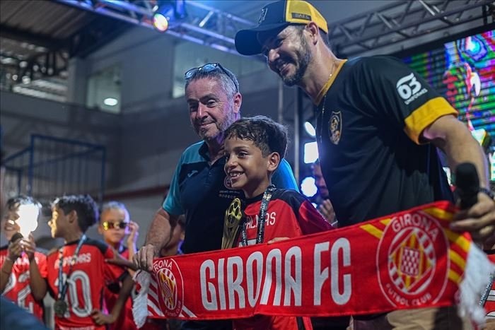 Comissão técnica com cachecol do Girona FC na Copa Futebol Campeão 2026